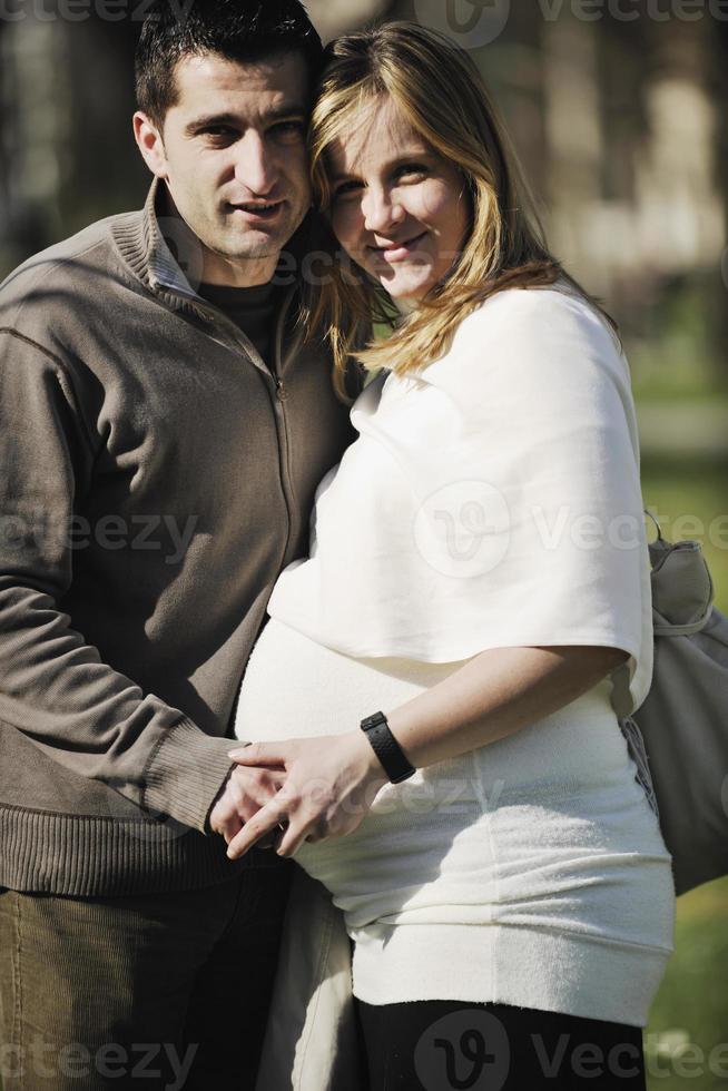 glückliches schwangerschaftsporträt foto