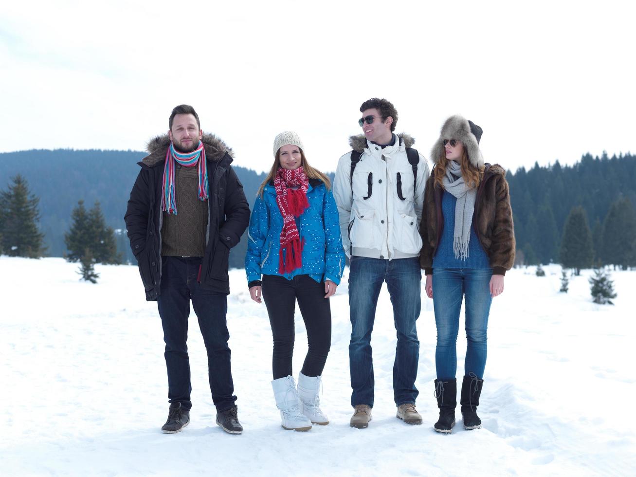 eine gruppe von freunden hat spaß und entspannt sich im winterurlaub foto