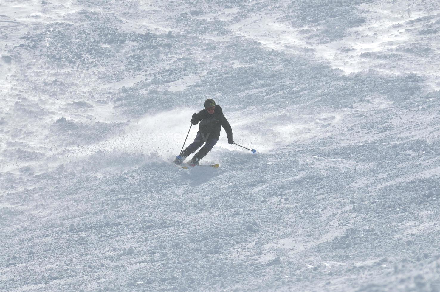 Skifahrer am Berg foto