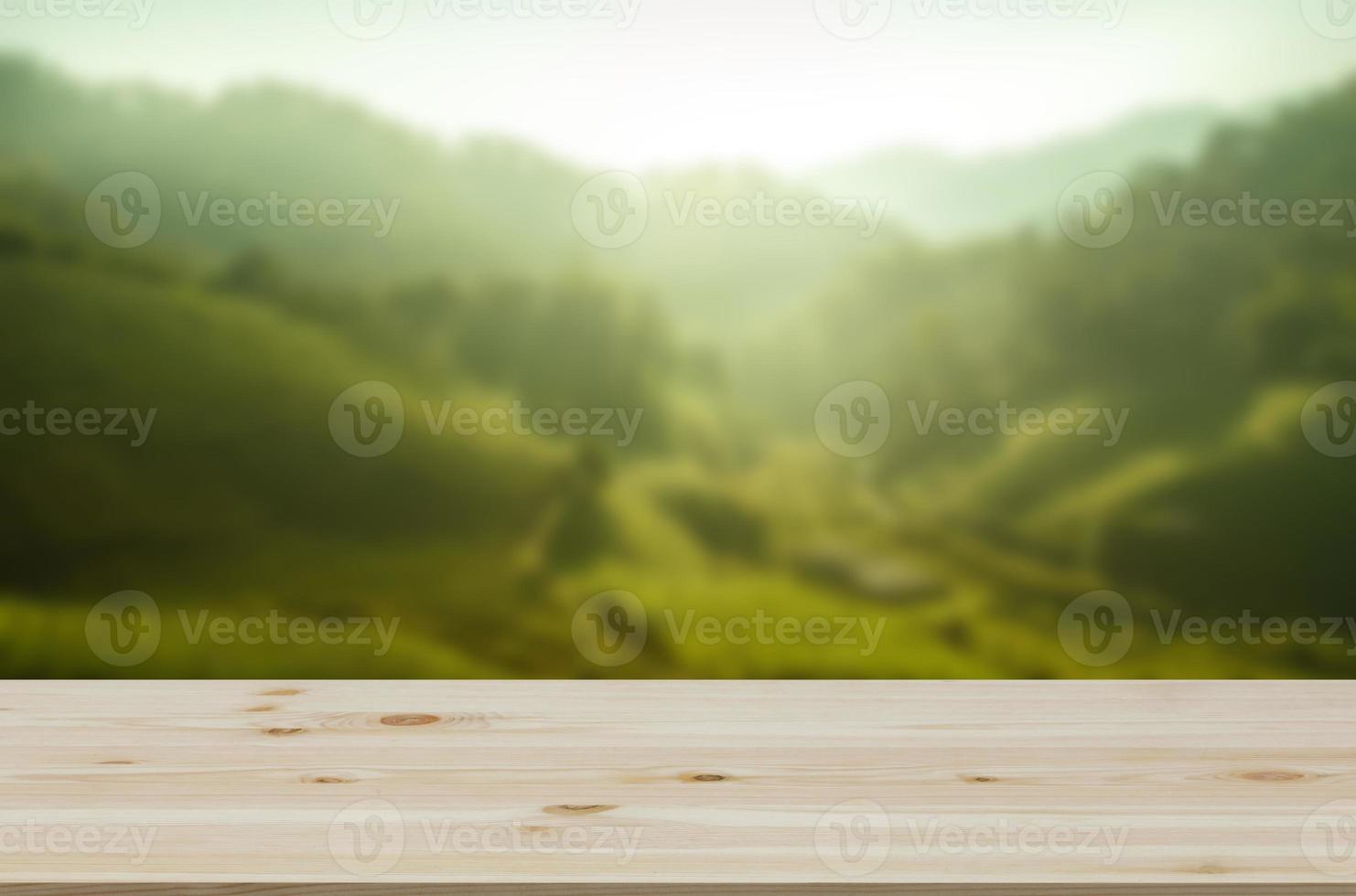 leerer Holztisch mit Blick auf die Berge oder Holzschreibtisch mit Plantagennatur mit Bokeh-Hintergrund, Platz für Ihren Text kopieren foto