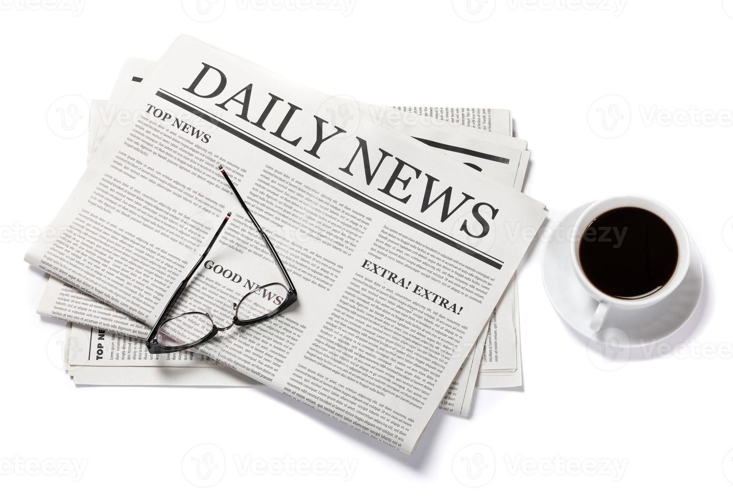 Wirtschaftszeitung mit den Schlagzeilen und Gläsern und Kaffeetasse isoliert auf weißem Hintergrund, Tageszeitungs-Mock-up-Konzept foto