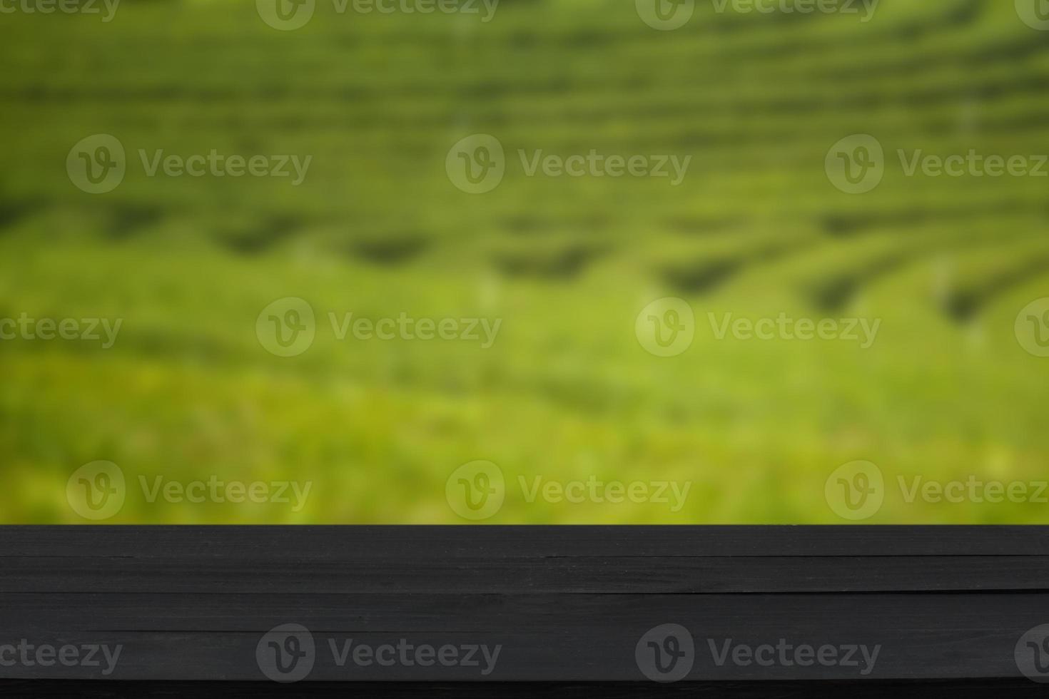 leerer Holztisch mit Blick auf die Berge oder Holzschreibtisch mit Plantagennatur mit Bokeh-Hintergrund, Platz für Ihren Text kopieren foto