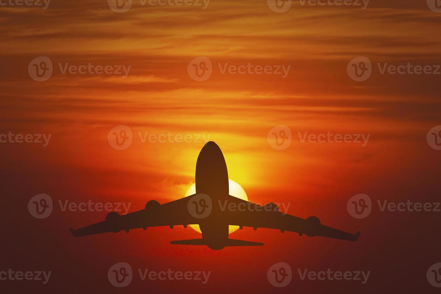 Silhouette Flugzeug bei Sonnenuntergang foto