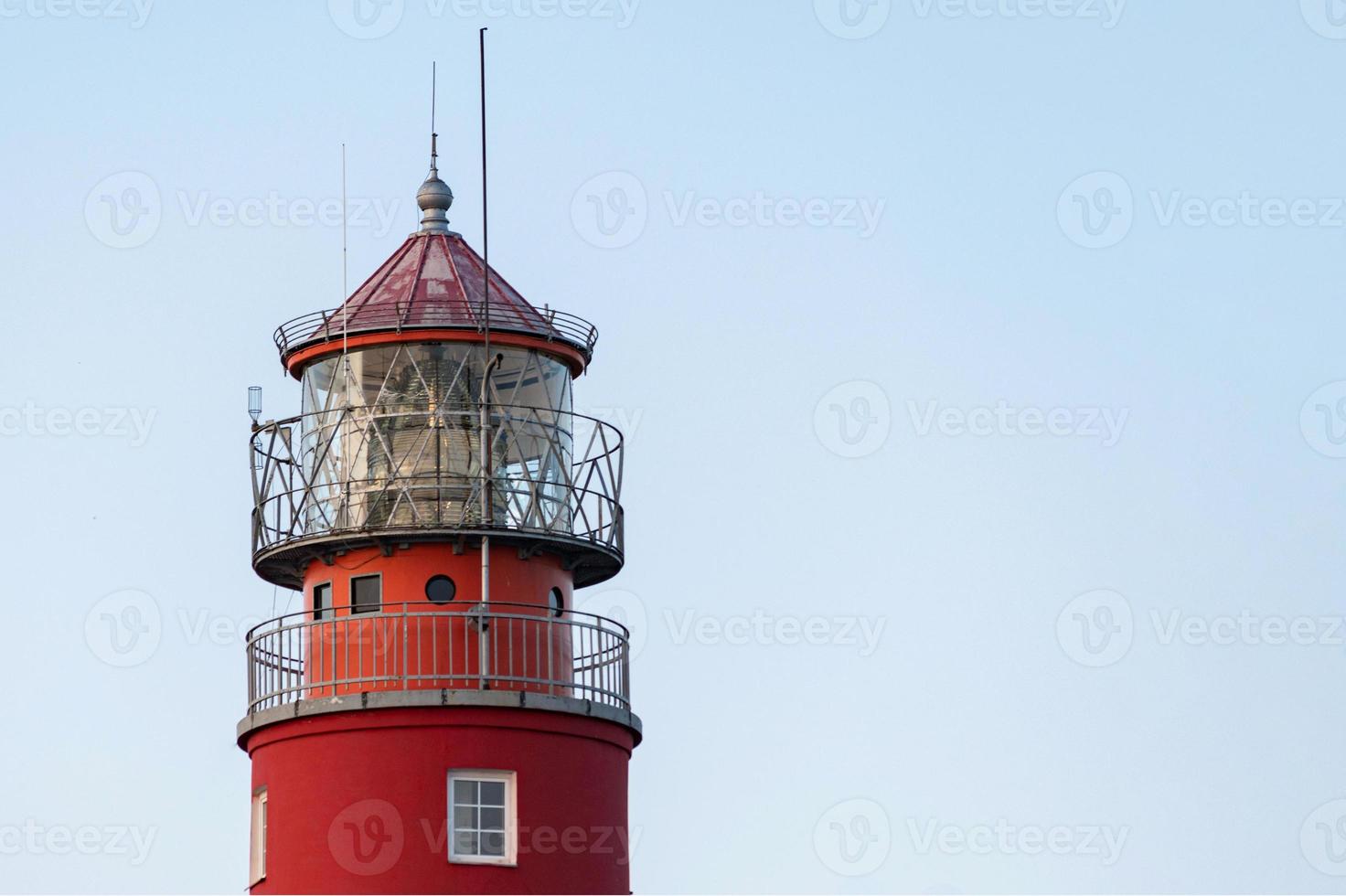 Leuchtturm im Seehafen. schönes russisches Baltijsk-Leuchtfeuer. blauer himmel der landschaft, kopierraum. foto