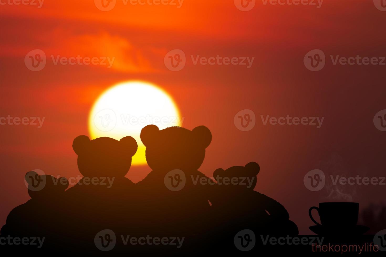 Silhouette zwei Bären und heißen Kaffee bei Sonnenaufgang foto