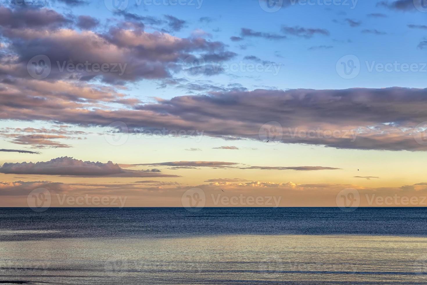 schöne bunte Wolken über dem Meer. atemberaubender Himmel nach Sonnenuntergang. foto