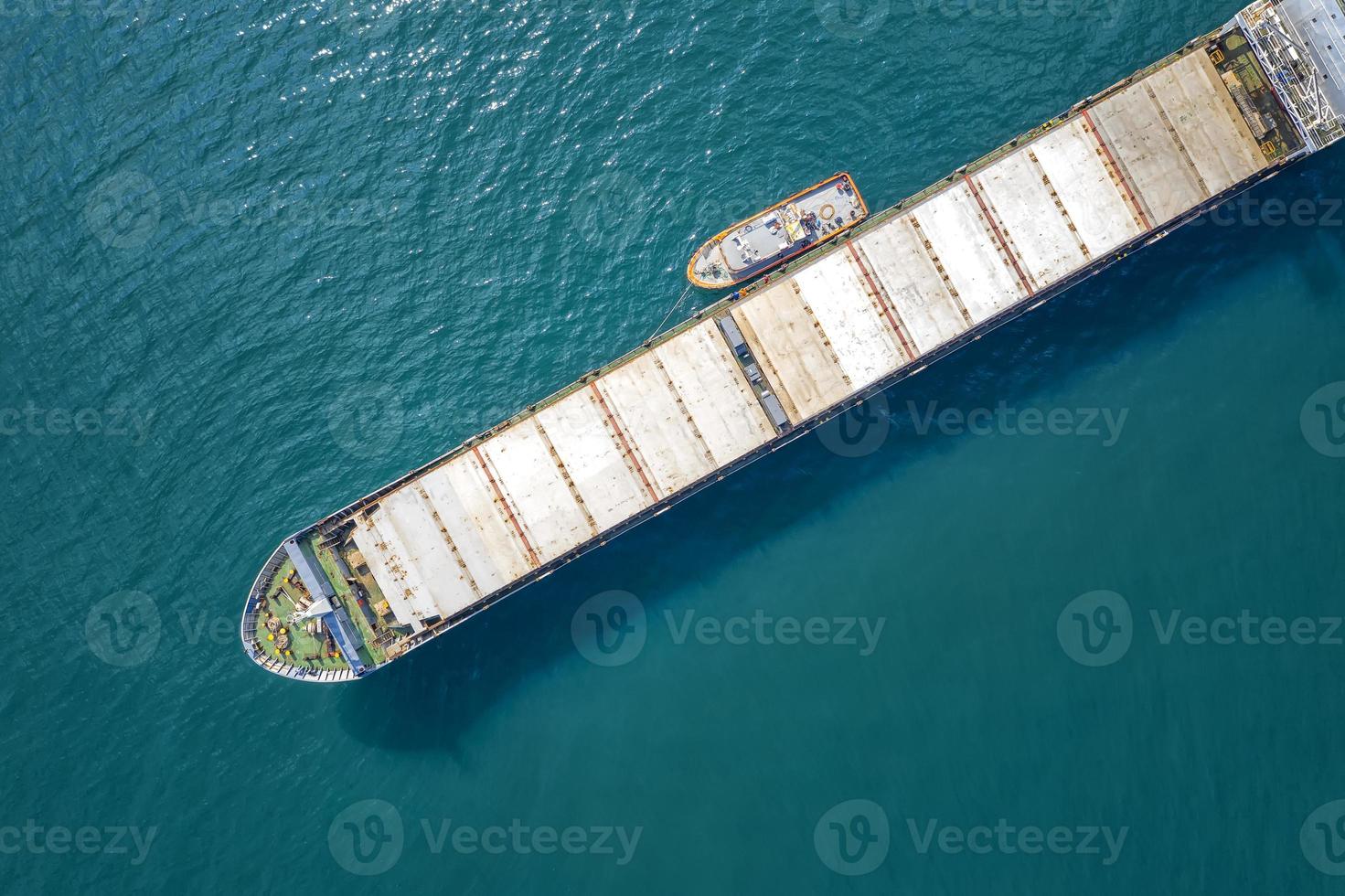 großes leeres Schiff auf See. Luftbild von oben auf das Import-Export-Segeln von Frachtschiffen. foto