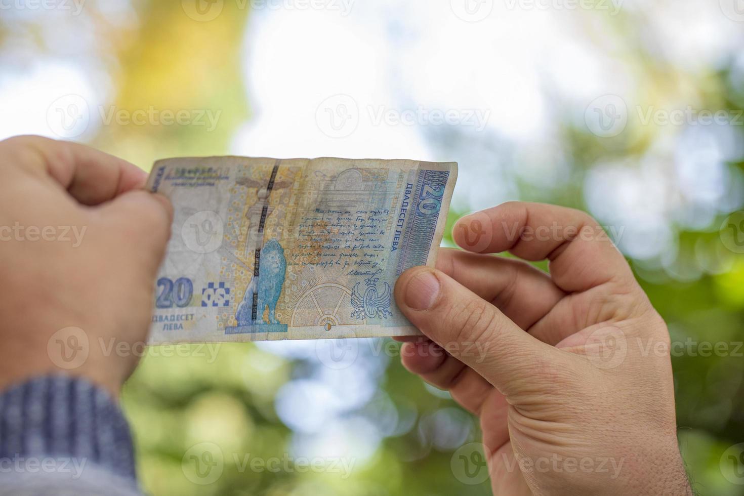 Überprüfung von Falschgeld mit Licht. Geld gegen die Lichter in den Händen. Suchen Sie nach dem Wasserzeichen der Währung. foto