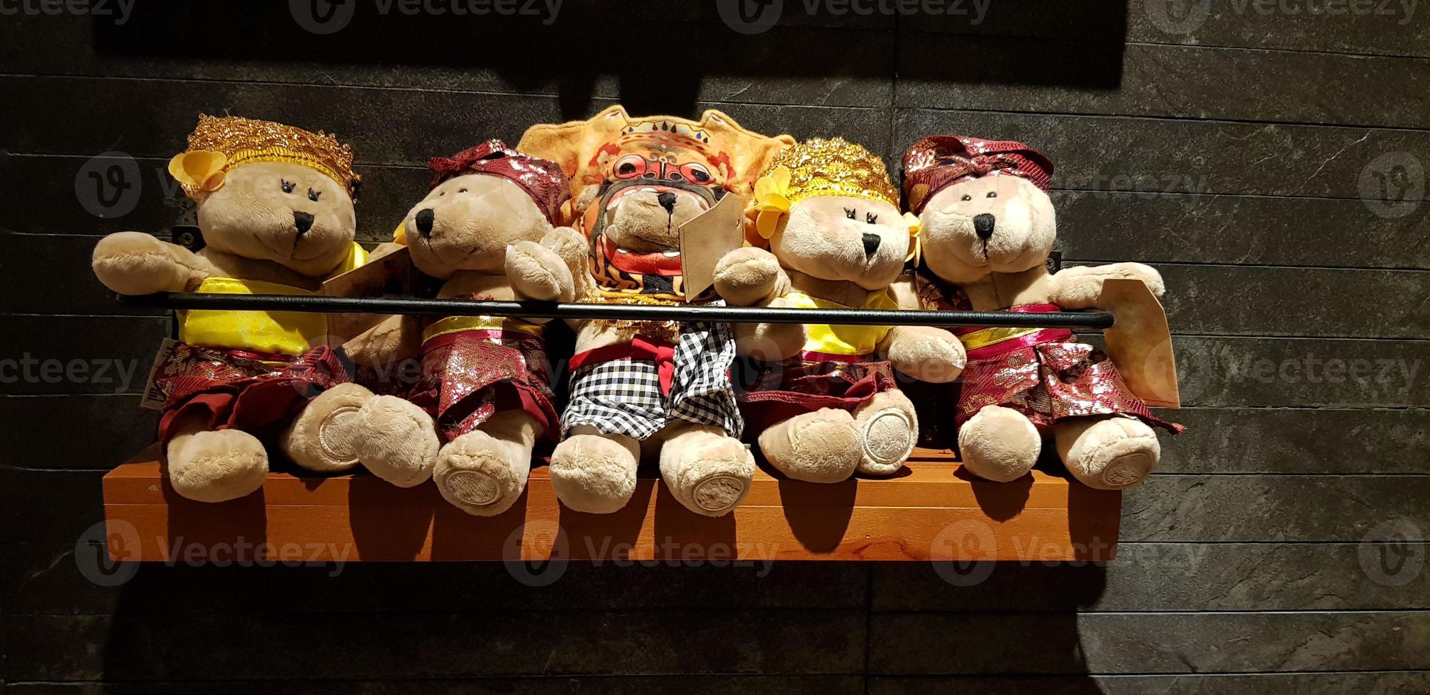 gruppe von flauschigen ausgestopften bärenspielzeugen, die verschiedene kleider tragen, teddybär-stofftier foto