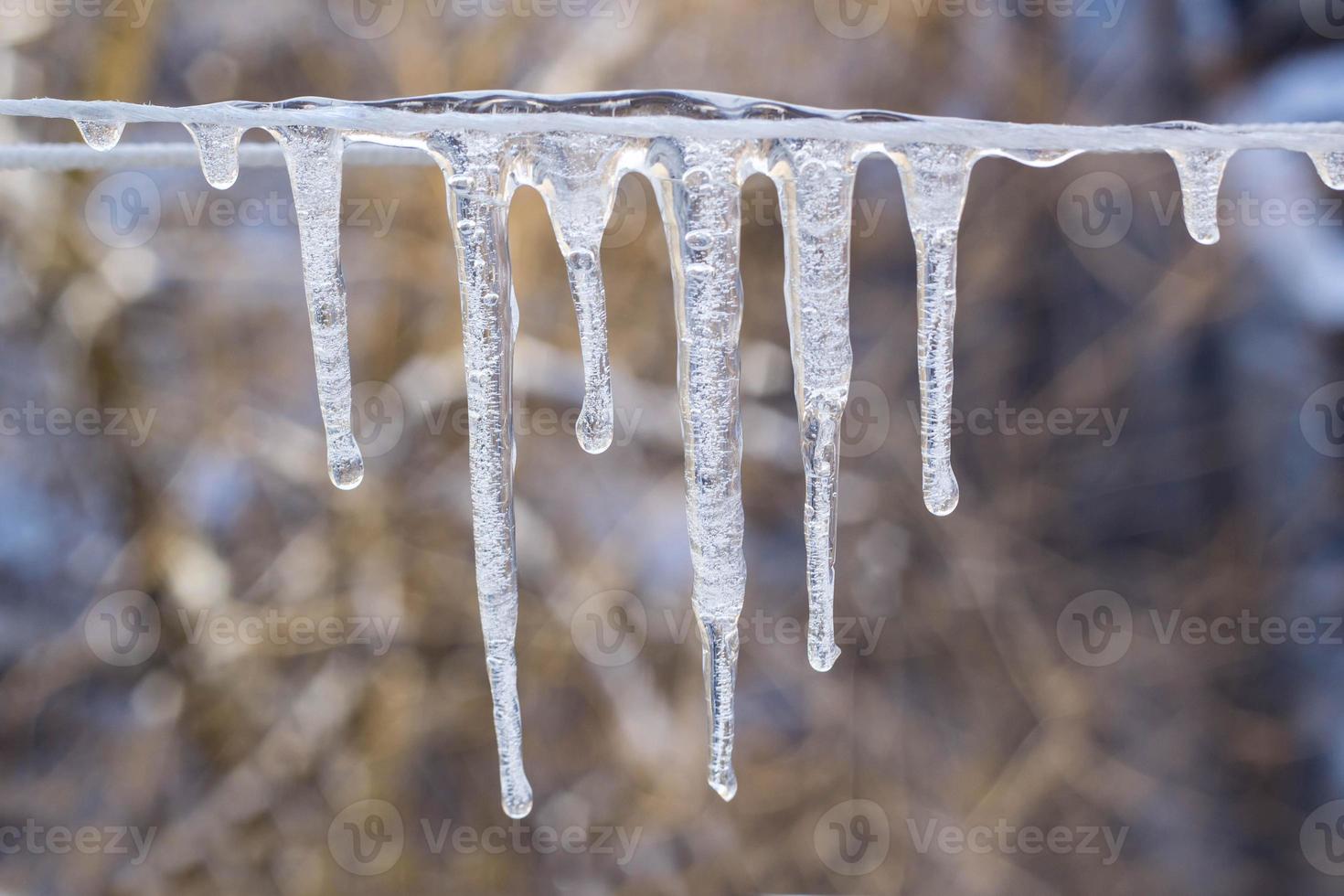 Girlande aus Eiszapfen an einem Seil im Winter. foto