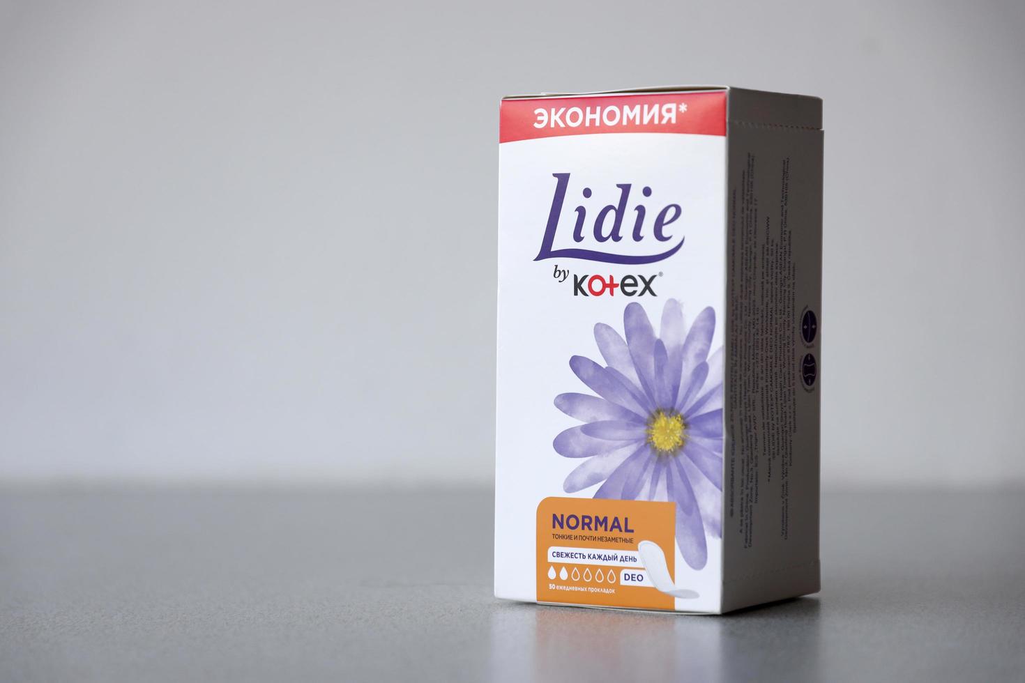 ternopil, ukraine - 8. mai 2022 kotex lidie feminine pads box auf weißem hintergrund foto