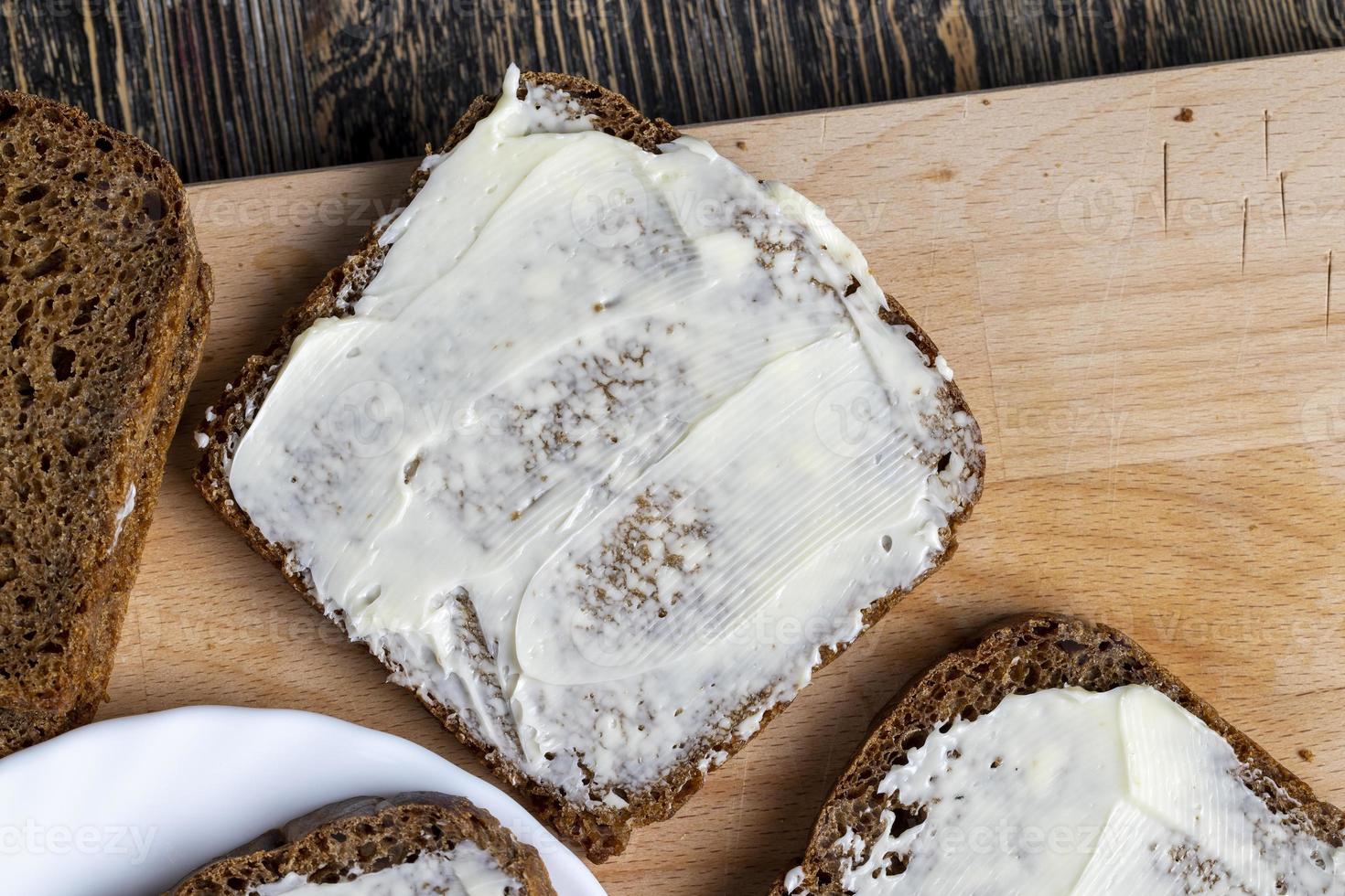 schwarzes Roggenbrot mit Butter foto