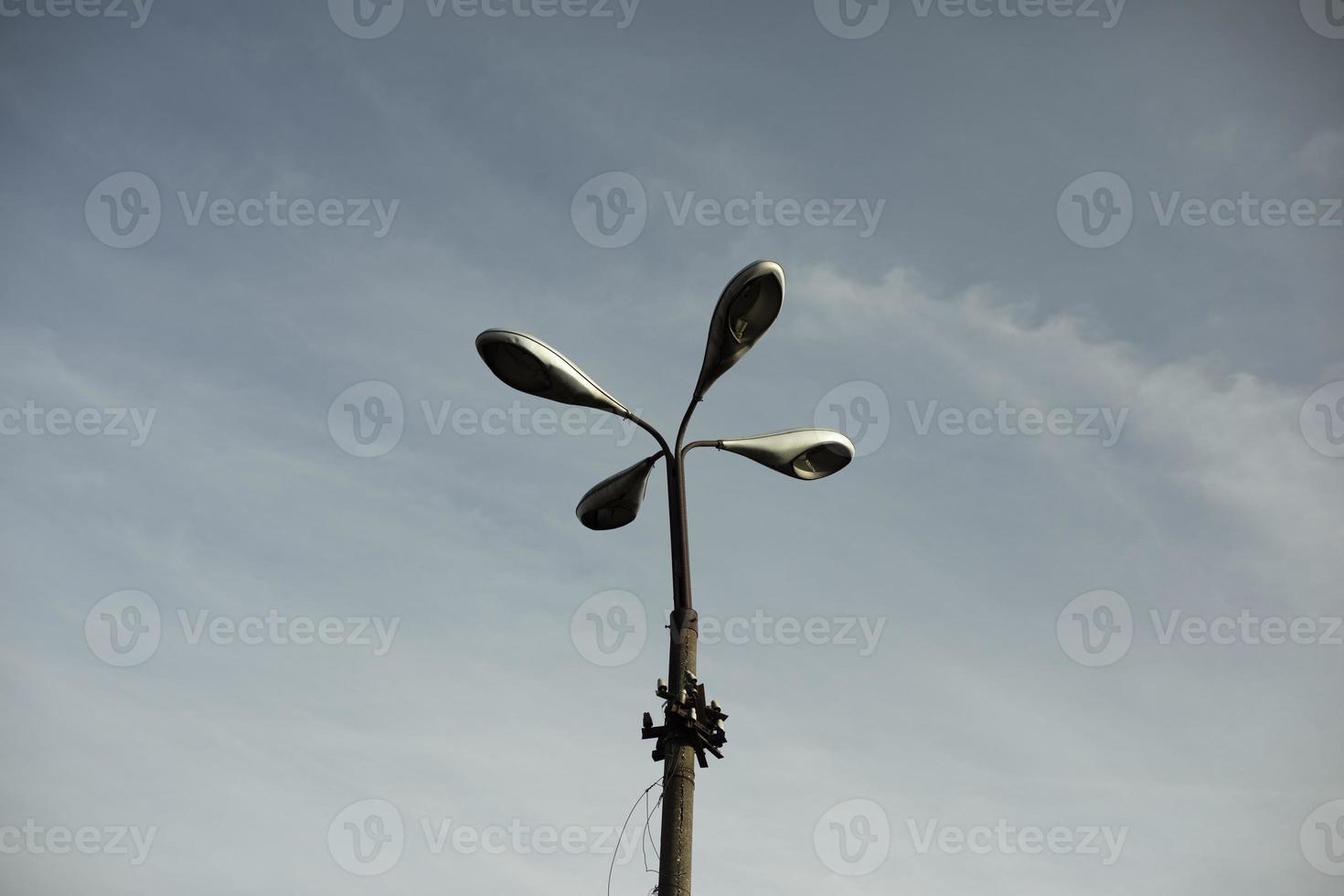 vier Lampen auf der Stange. Beleuchtungskörper alter Art. foto