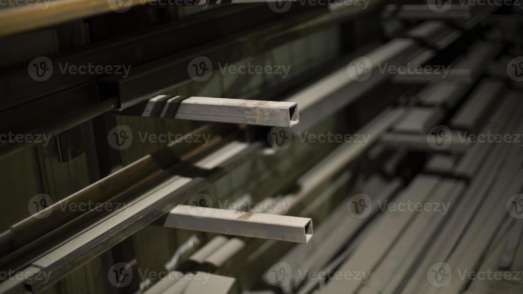 Stahlprofil auf Regalen. Aufbewahrungsdetails aus Metall. Lager im Geschäft. foto