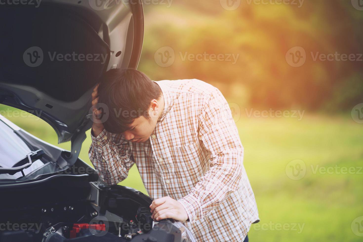 ein kaputtes Auto. eine junge frau steht mitten im nirgendwo neben einem  kaputten auto auf der straße. Ich brauche Hilfe. 14706344 Stock-Photo bei  Vecteezy