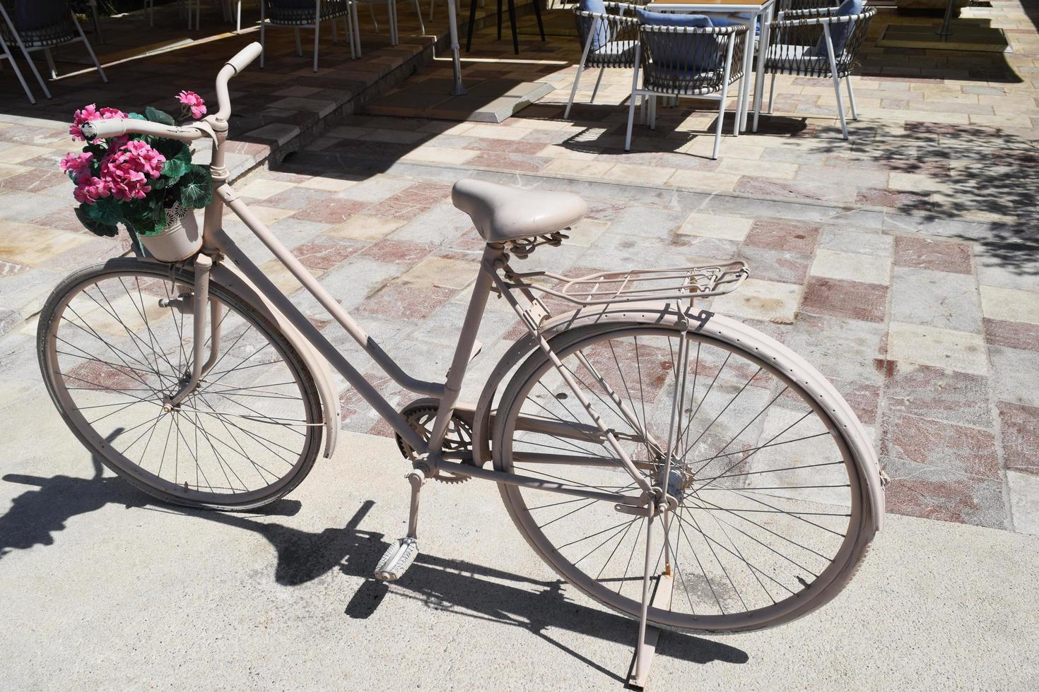 ein altes Fahrrad in Form eines Blumenbeets mit Blumen foto