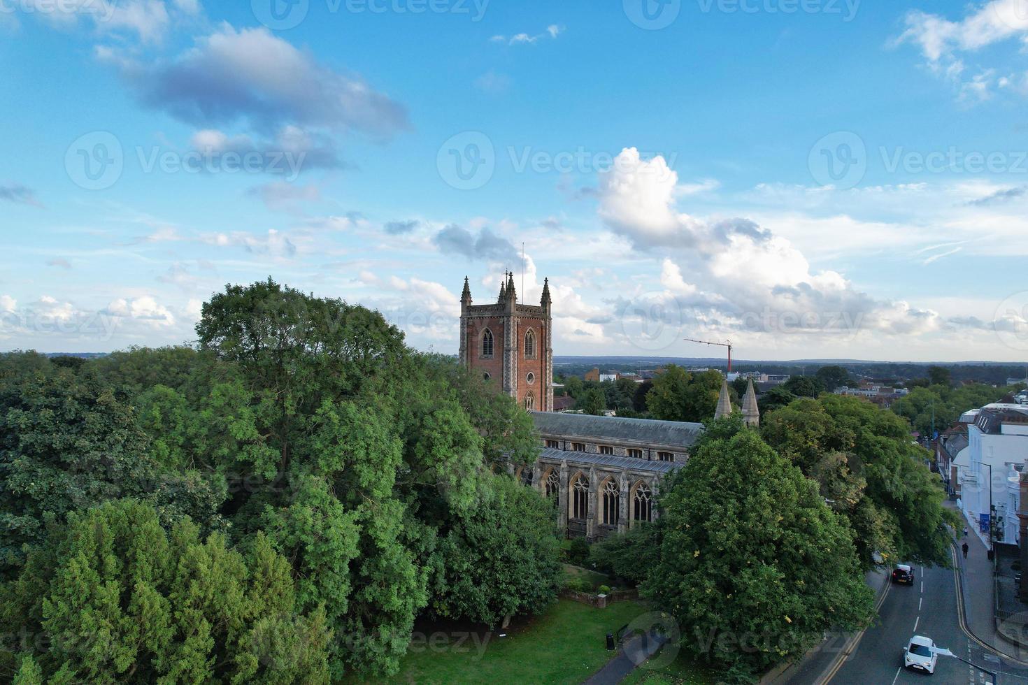 schöne erhöhte ansicht von st albans stadtzentrum von england, großbritannien uk. Bild von Wohn- und Innenstadtgebäuden, aufgenommen am 07. September 2022. Sicht der Drohne. foto