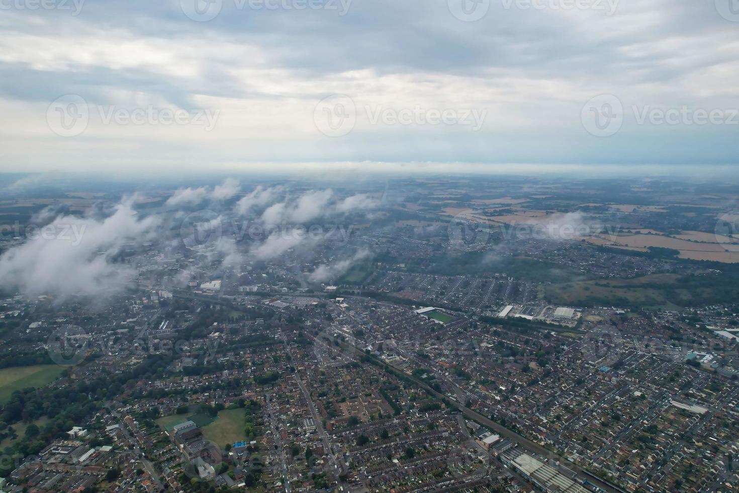 Wunderschöne Luftaufnahme von dramatischen Wolken über der Stadt foto