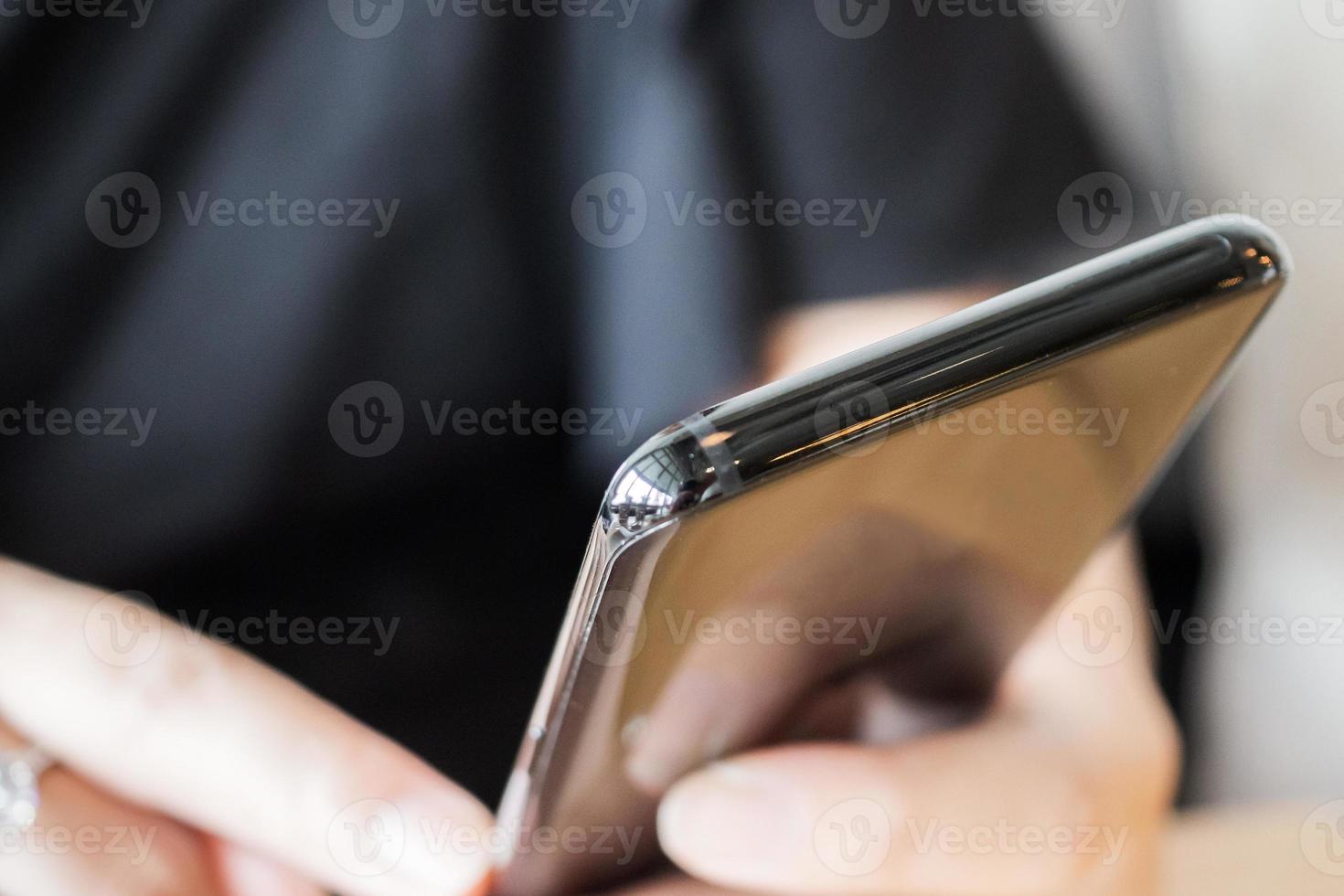 Frau mit Smartphone im Café-Restaurant foto