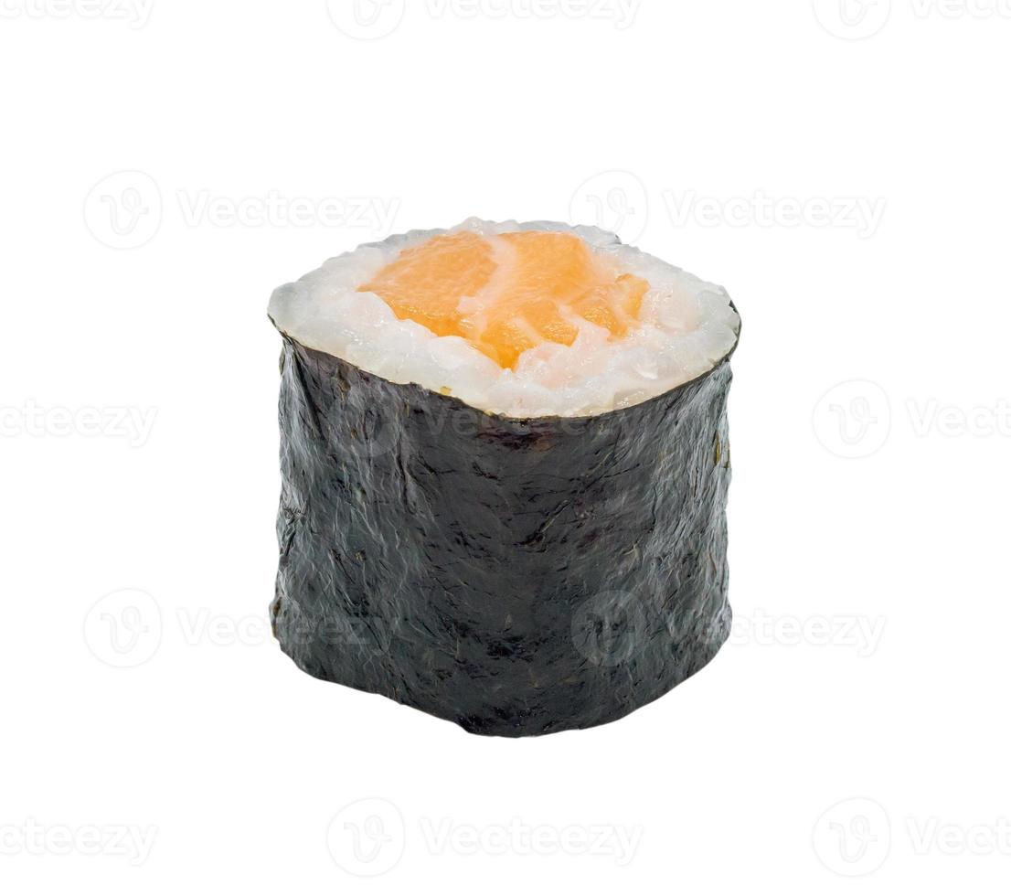 japanische Lachs-Maki-Sushi-Rolle isoliert auf weißem Hintergrund mit Beschneidungspfad foto