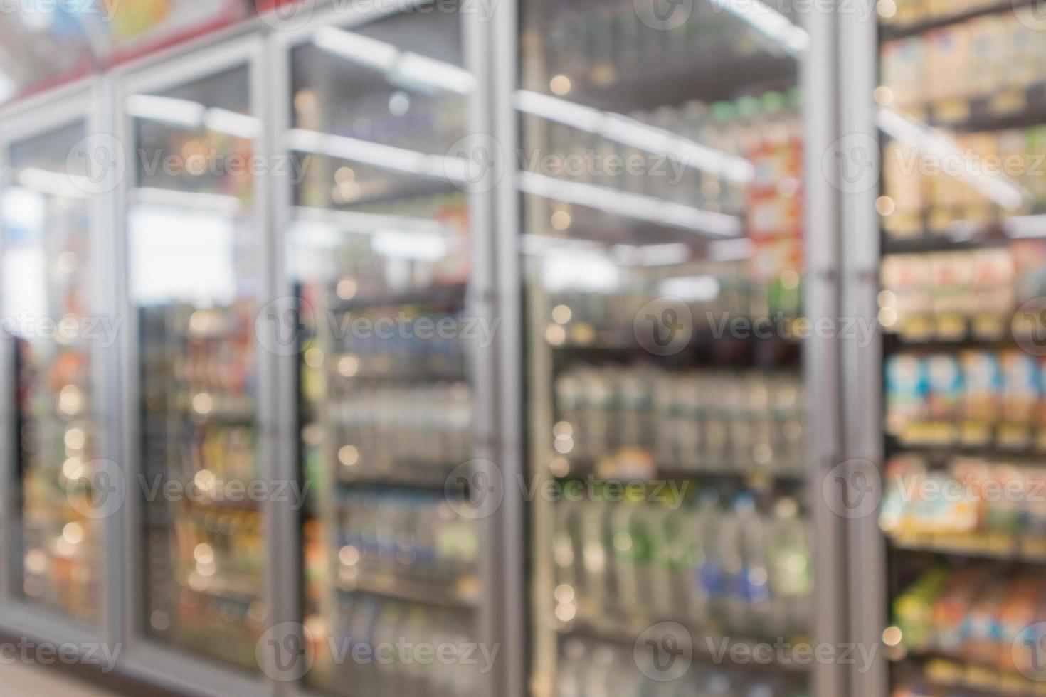 abstrakte Unschärfe Supermarkt Convenience Store Kühlschrankgang und Produktregale Innenraum defokussierter Hintergrund foto