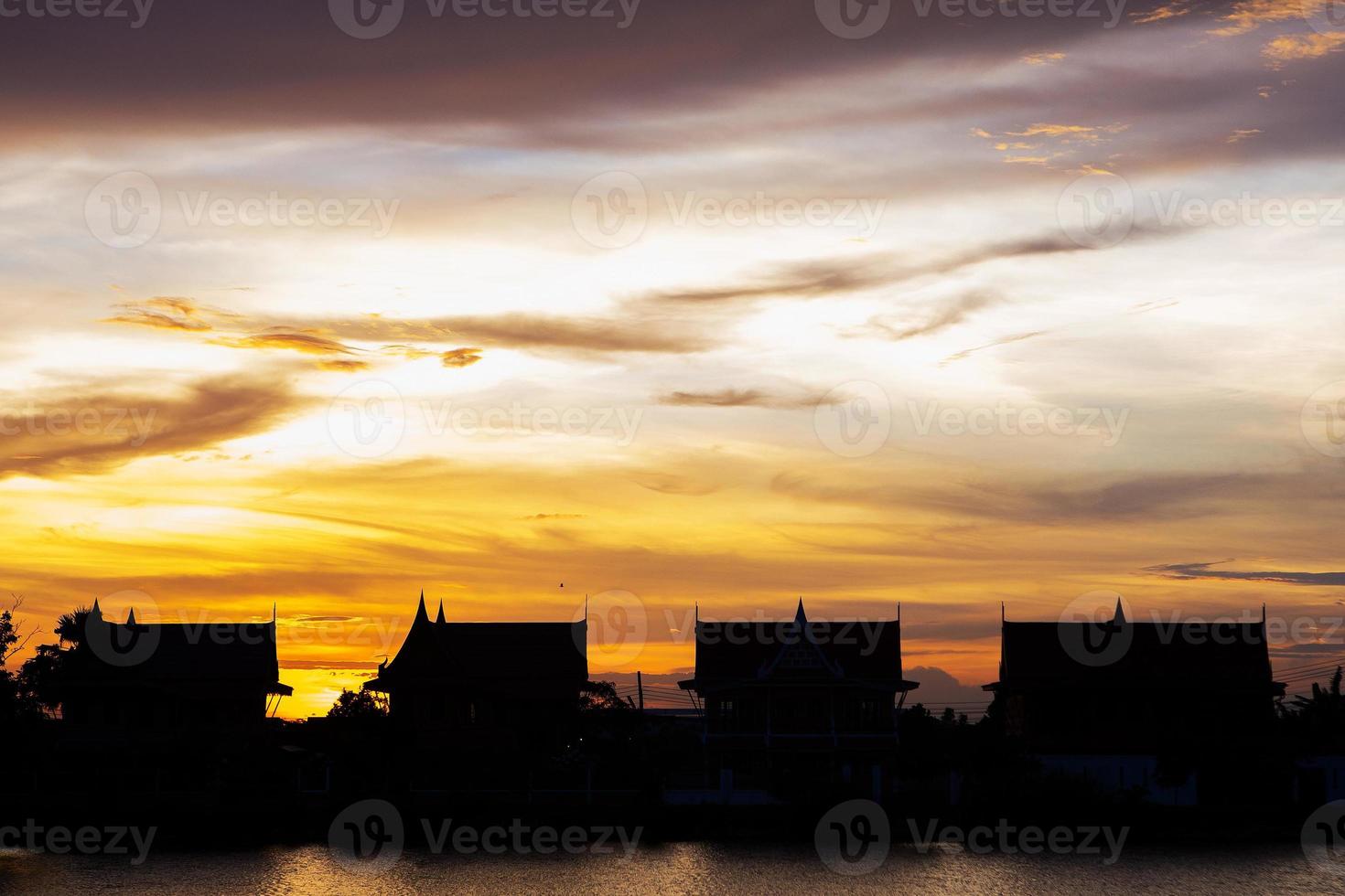 schöner stadtbildsonnenuntergang bei bangkok thailand foto