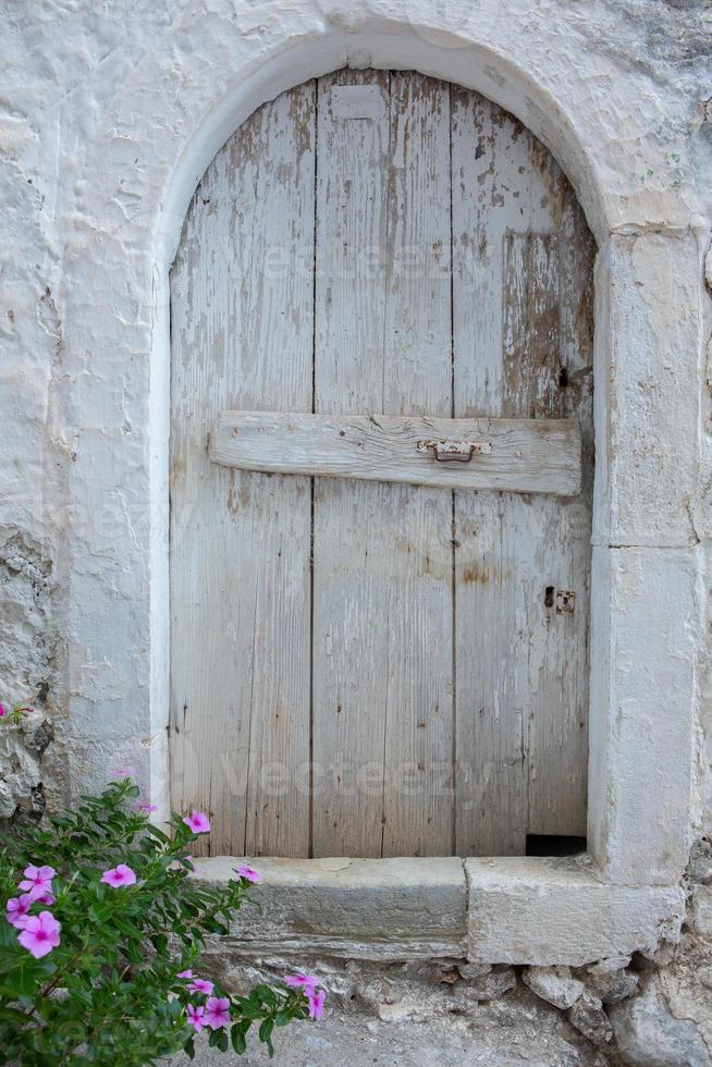 Enge und farbenfrohe Straße im Dorf Kritsa auf Kreta foto