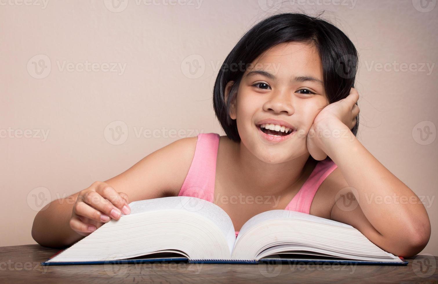 Mädchen liest ein großes Buch foto
