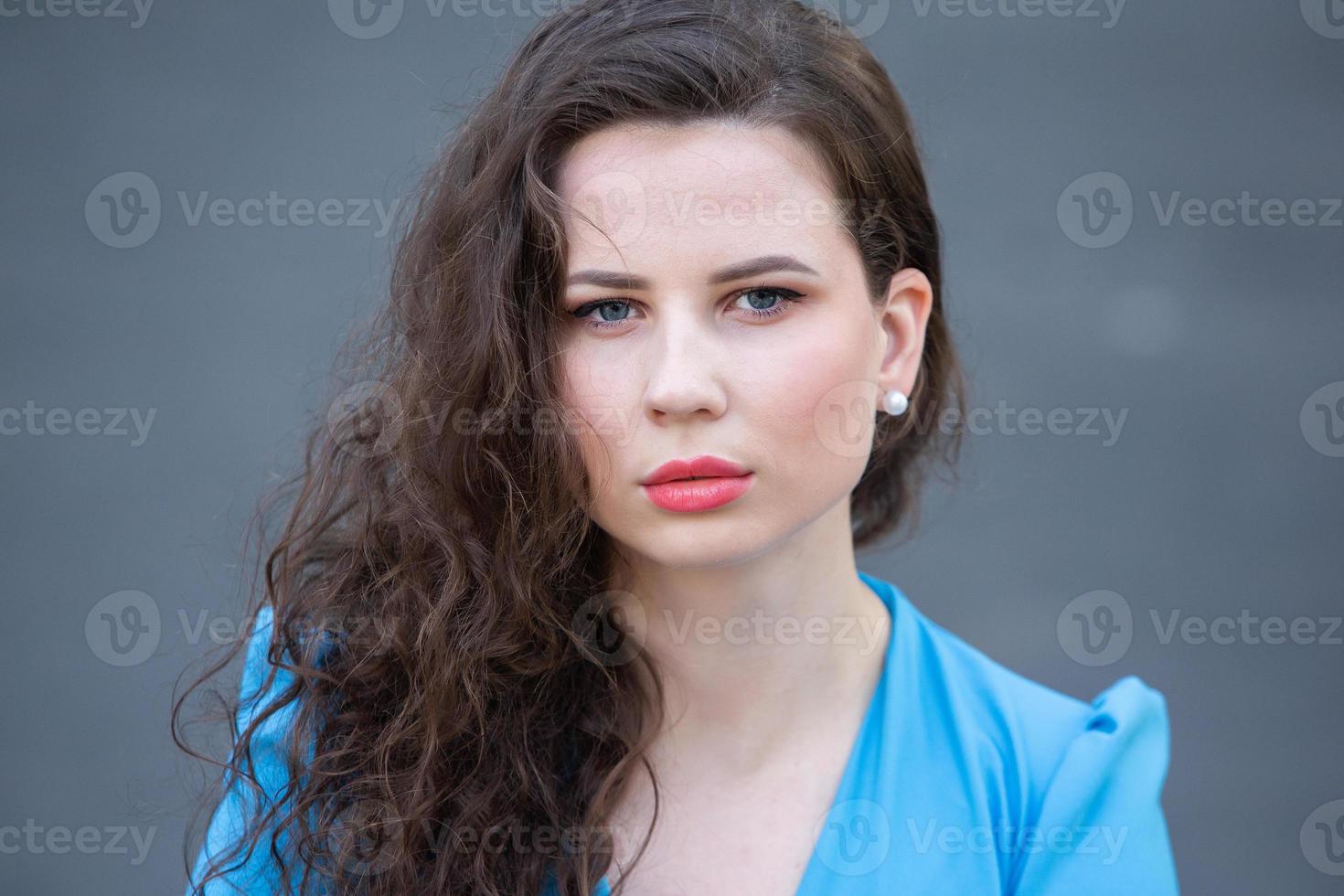Straßenfoto eines weißen europäischen Mädchens mit einem schönen Gesicht. foto