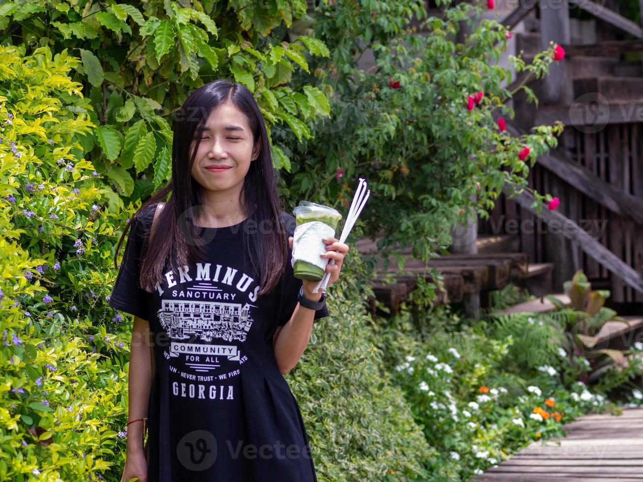 Frau und Natur im Café Rabeang, Sukhothai, Thailand foto