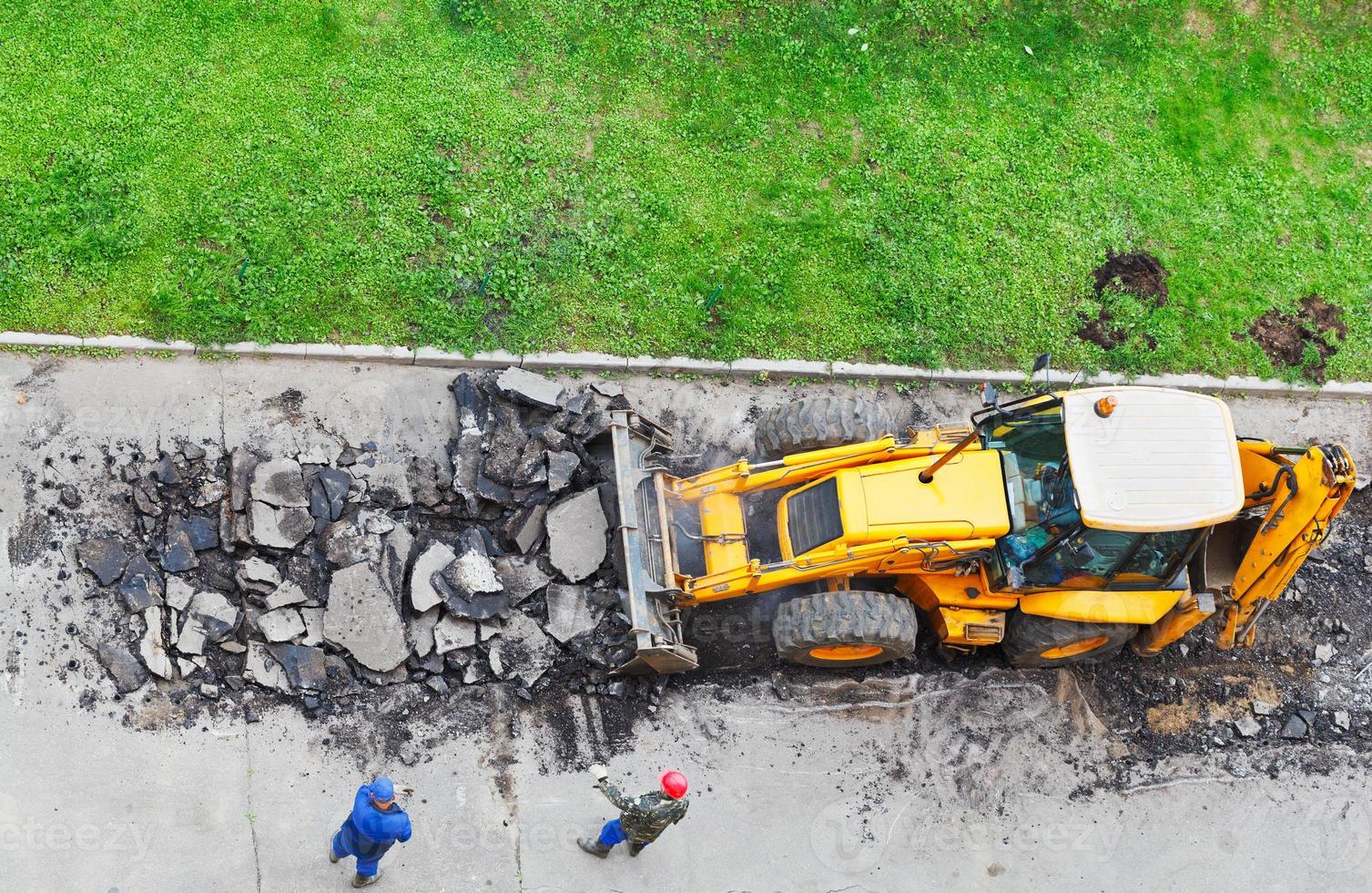 Traktor entfernt Asphalt foto