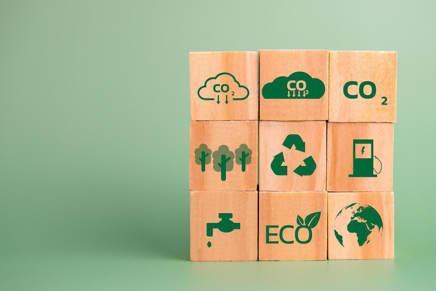 Holzwürfelblocksymbol CO2-Gutschrift und Öko-Energie grüne Technologie auf grünem Hintergrund. foto