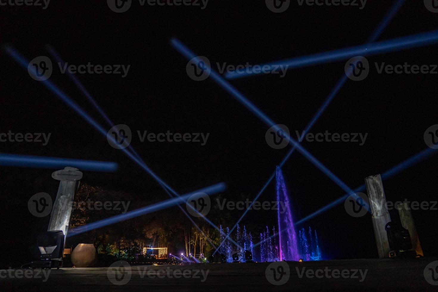 Wasserspiele in der Nacht auf der Wasseroberfläche, dekoriert und farbig durch Beleuchtung von Scheinwerferlicht gespielt. foto