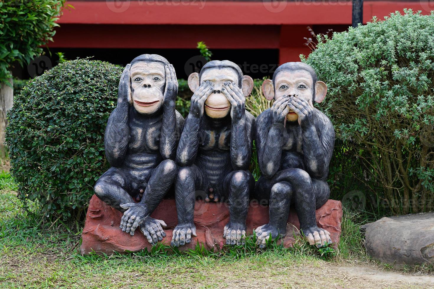 Statue mit drei schwarzen Affen, schließt Auge, Mund, Ohr. foto