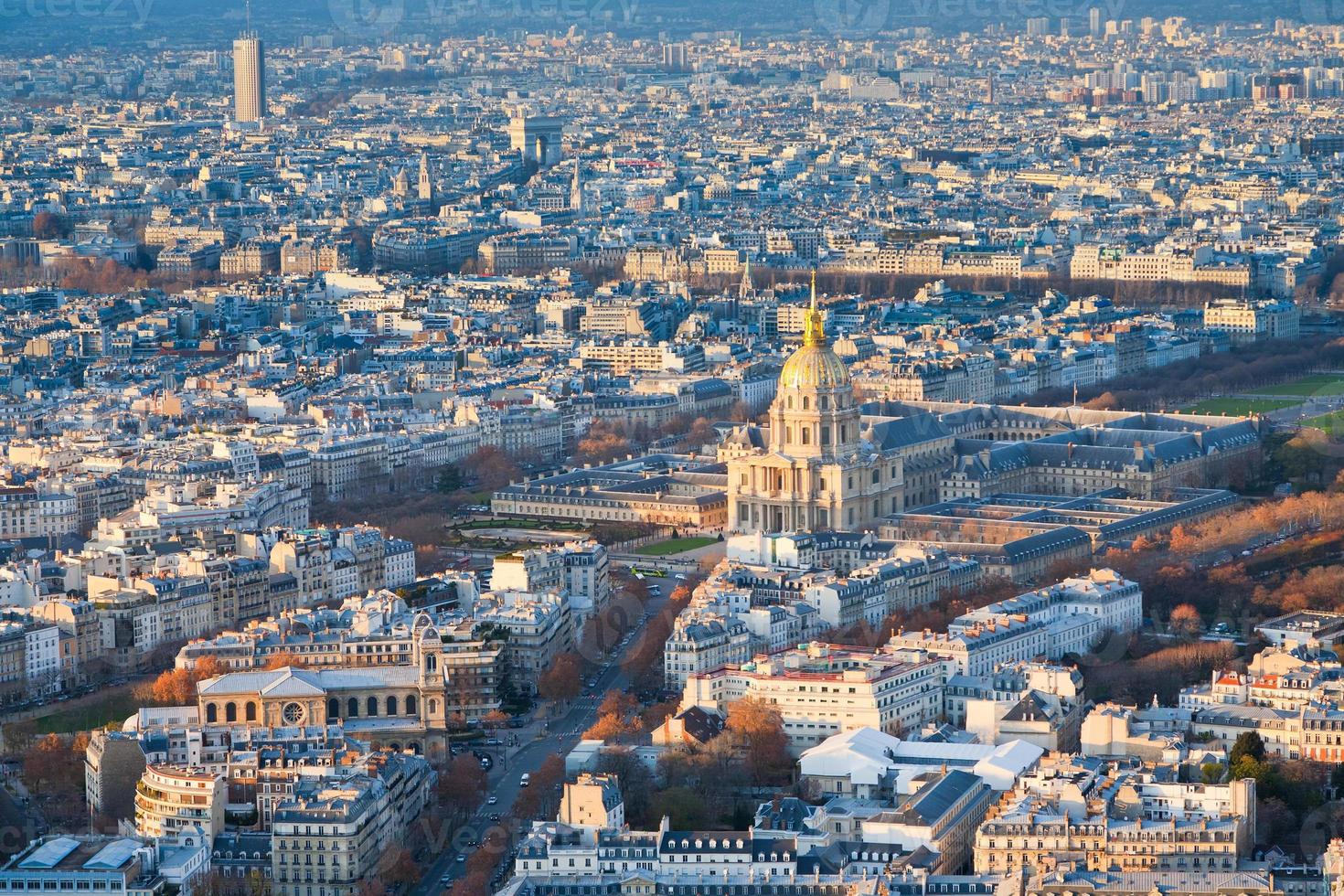 Panorama von Paris am Winternachmittag foto