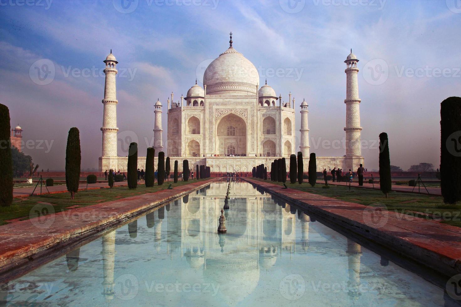 Ansicht des Taj Mahal Mausoleums auf dem Hintergrund des blauen Himmels foto
