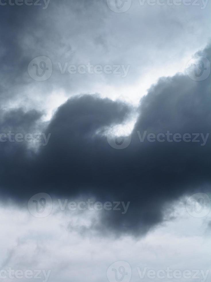 Schwarze Gewitterwolke am Himmel foto