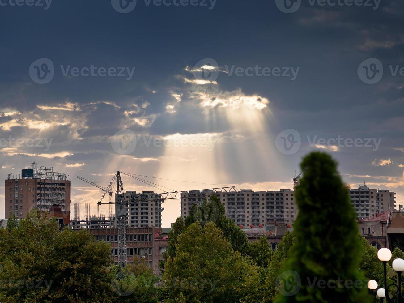 Sonnenstrahlen durch Wolken beleuchten neue Gebäude foto