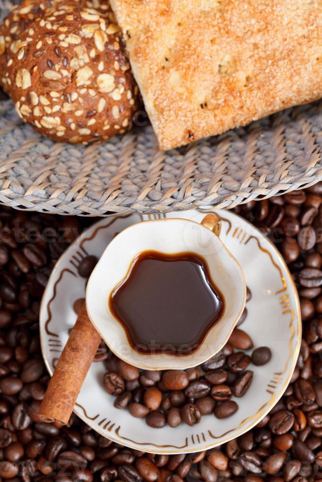 Tasse Kaffee und geröstete Bohnen foto