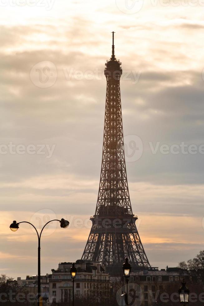 städtische lampen und eiffelturm in paris foto