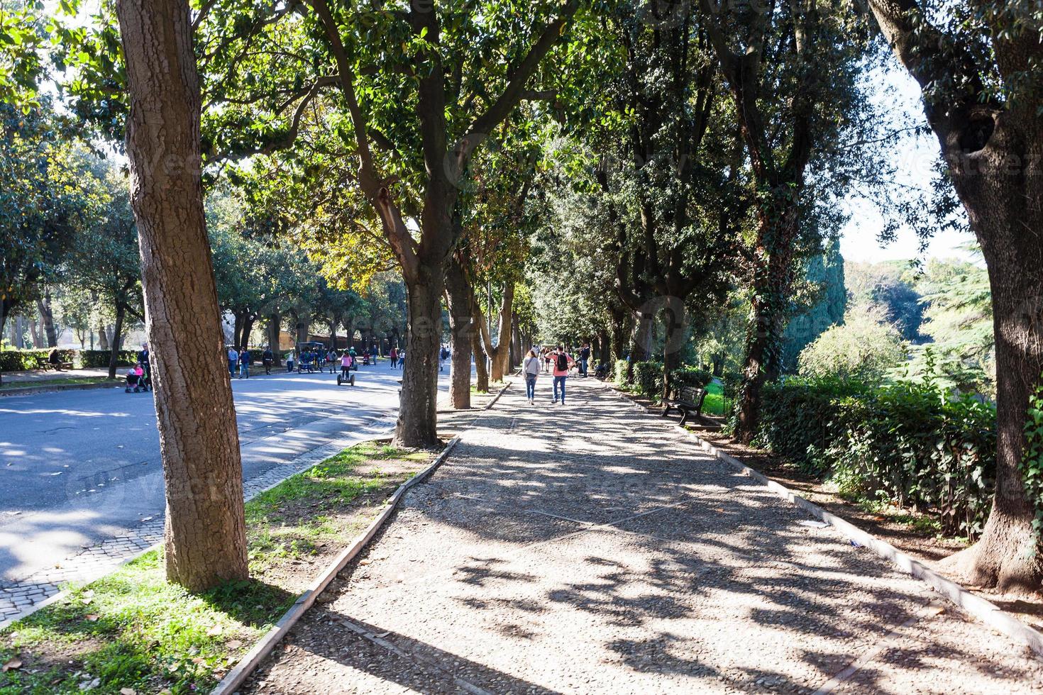 Menschen im öffentlichen Park der Gärten der Villa Borghese foto