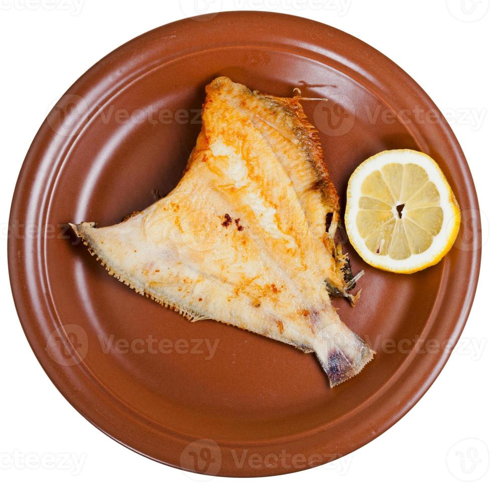 Gebratener Seezungenfisch auf braunem Teller foto