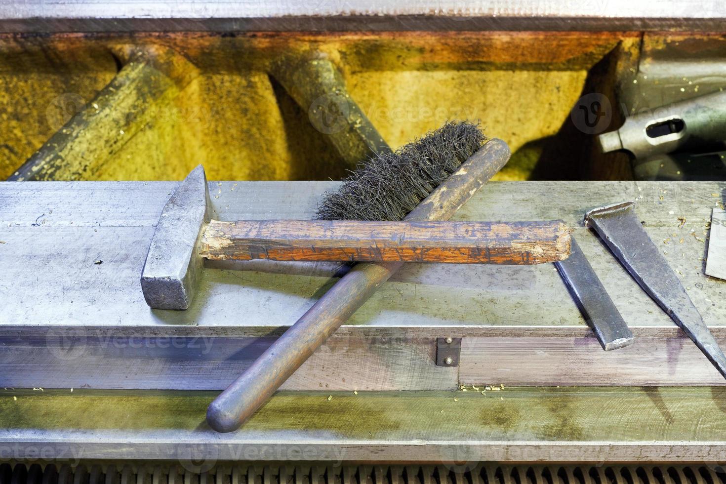 Hammer und Metallbürste auf Bohrmaschine foto