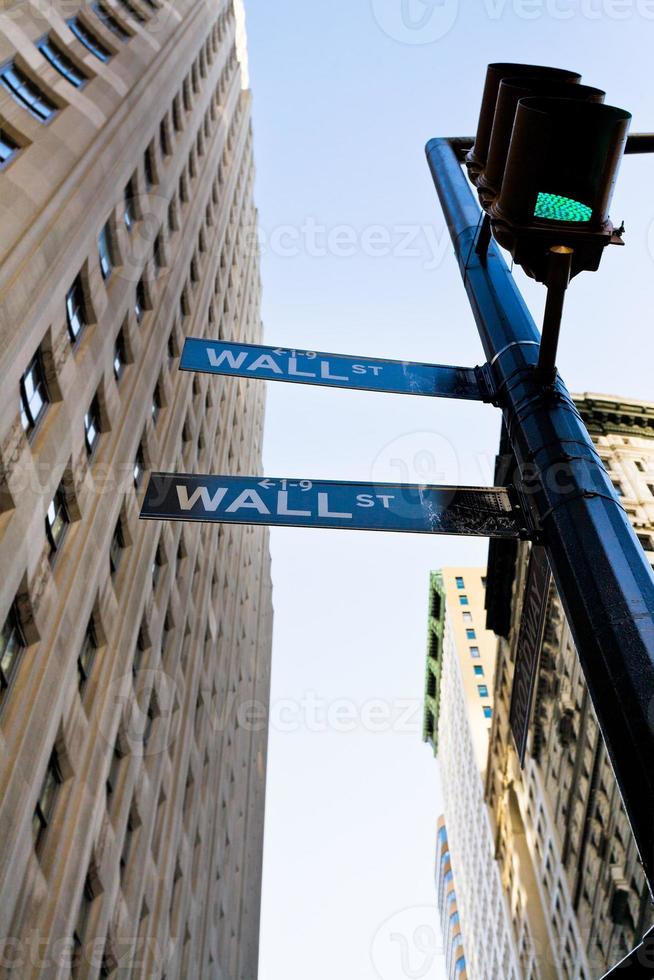 kreuzung von wall st und broadway in ny foto