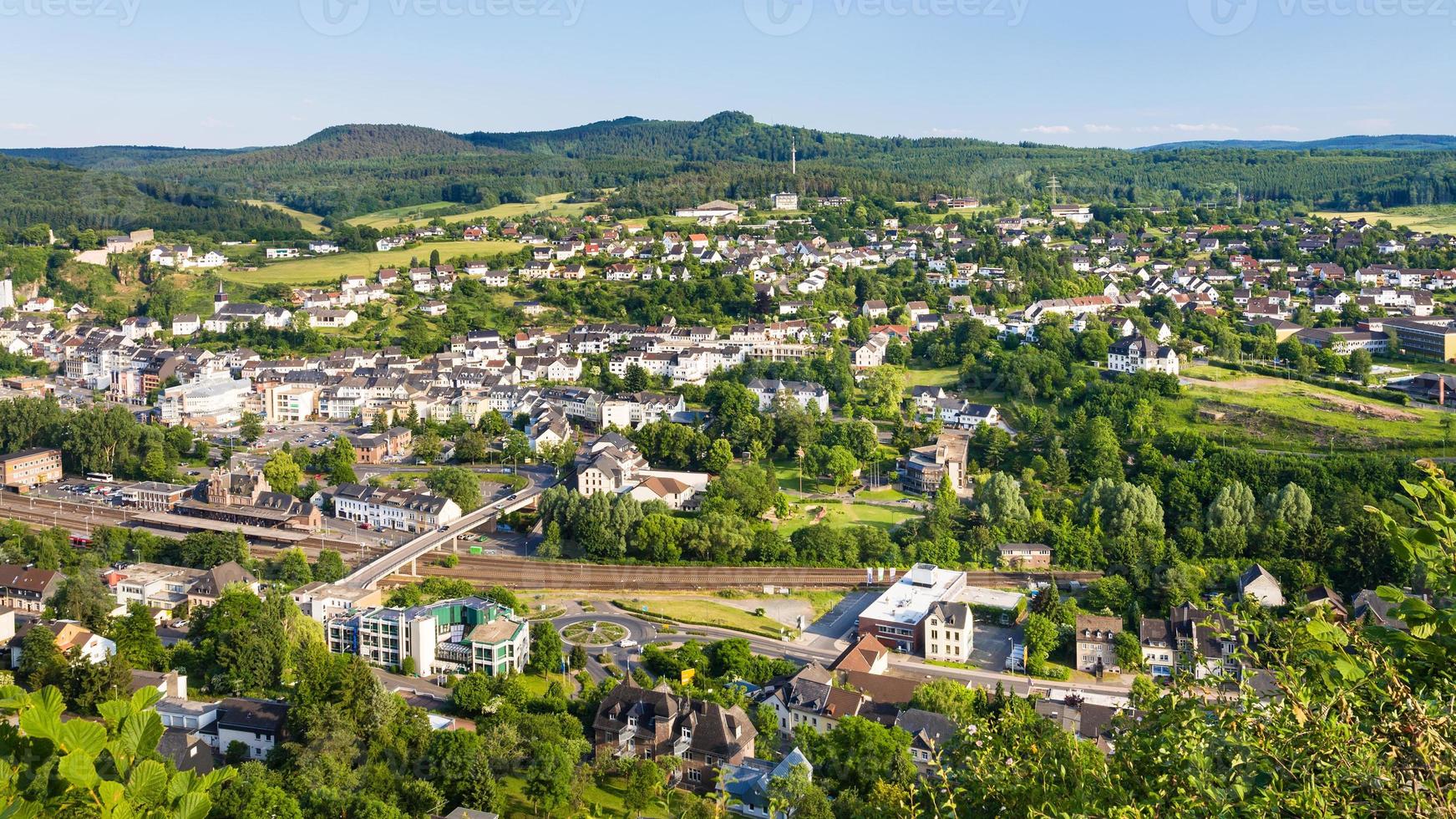 Panoramablick auf die Stadt Gerolstein im Sommer foto