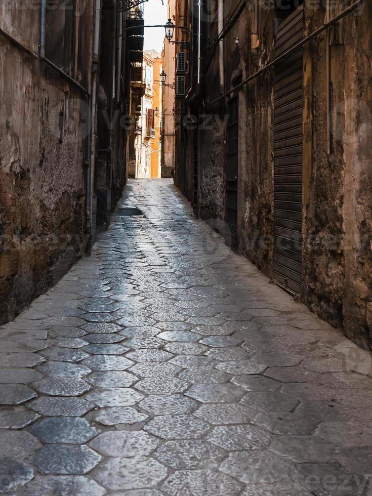 alte schmale straße mit in der stadt palermo foto