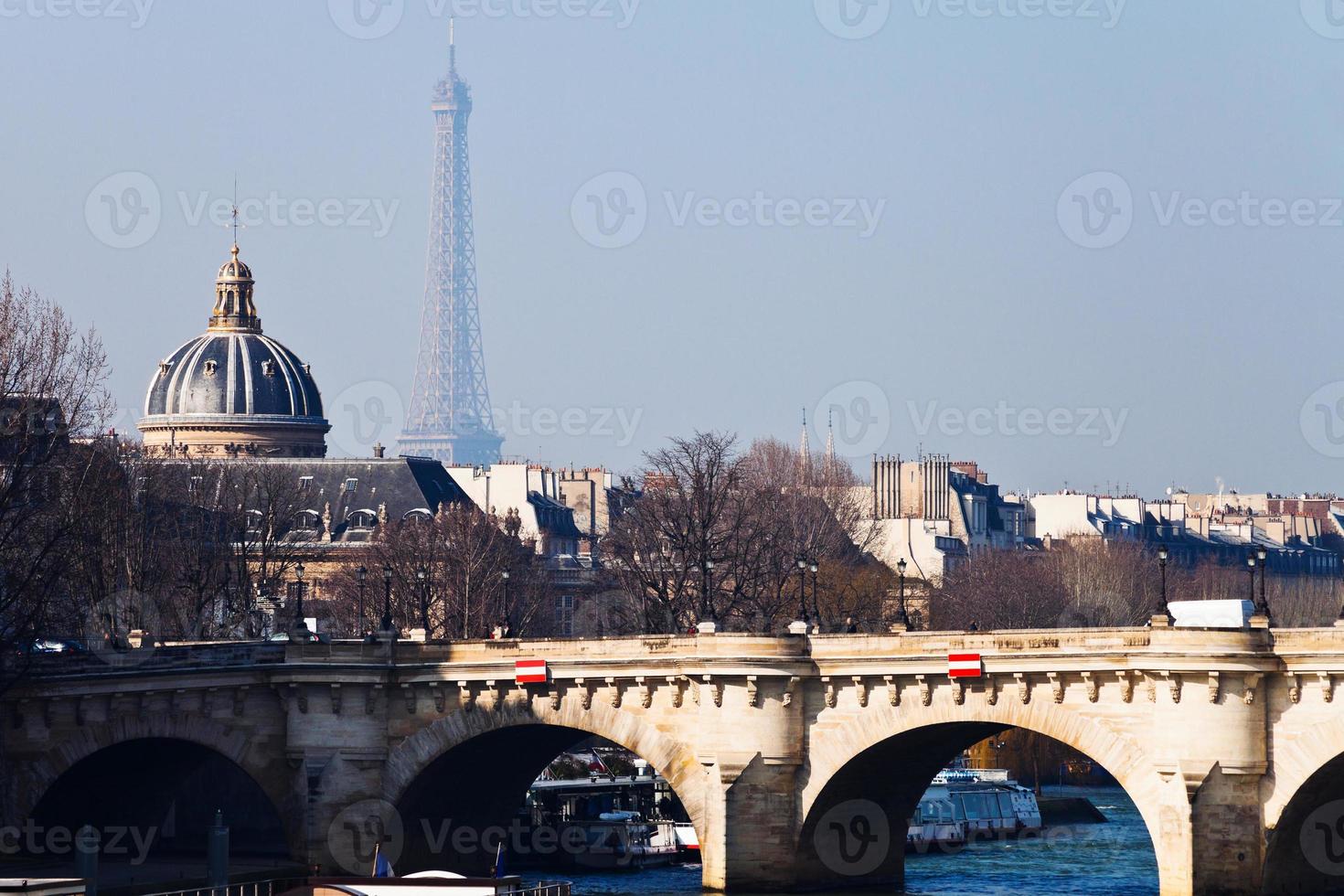 pont neuf mit eiffelturm und französischer akademie foto