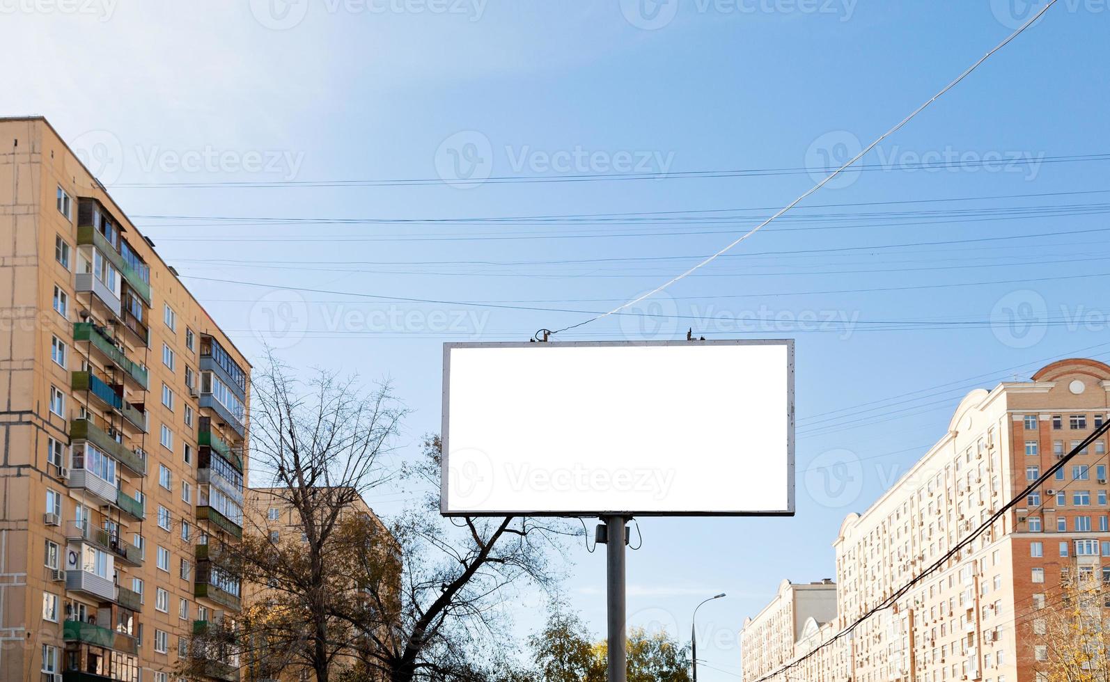 weiß ausgeschnittene Werbetafel im Freien foto
