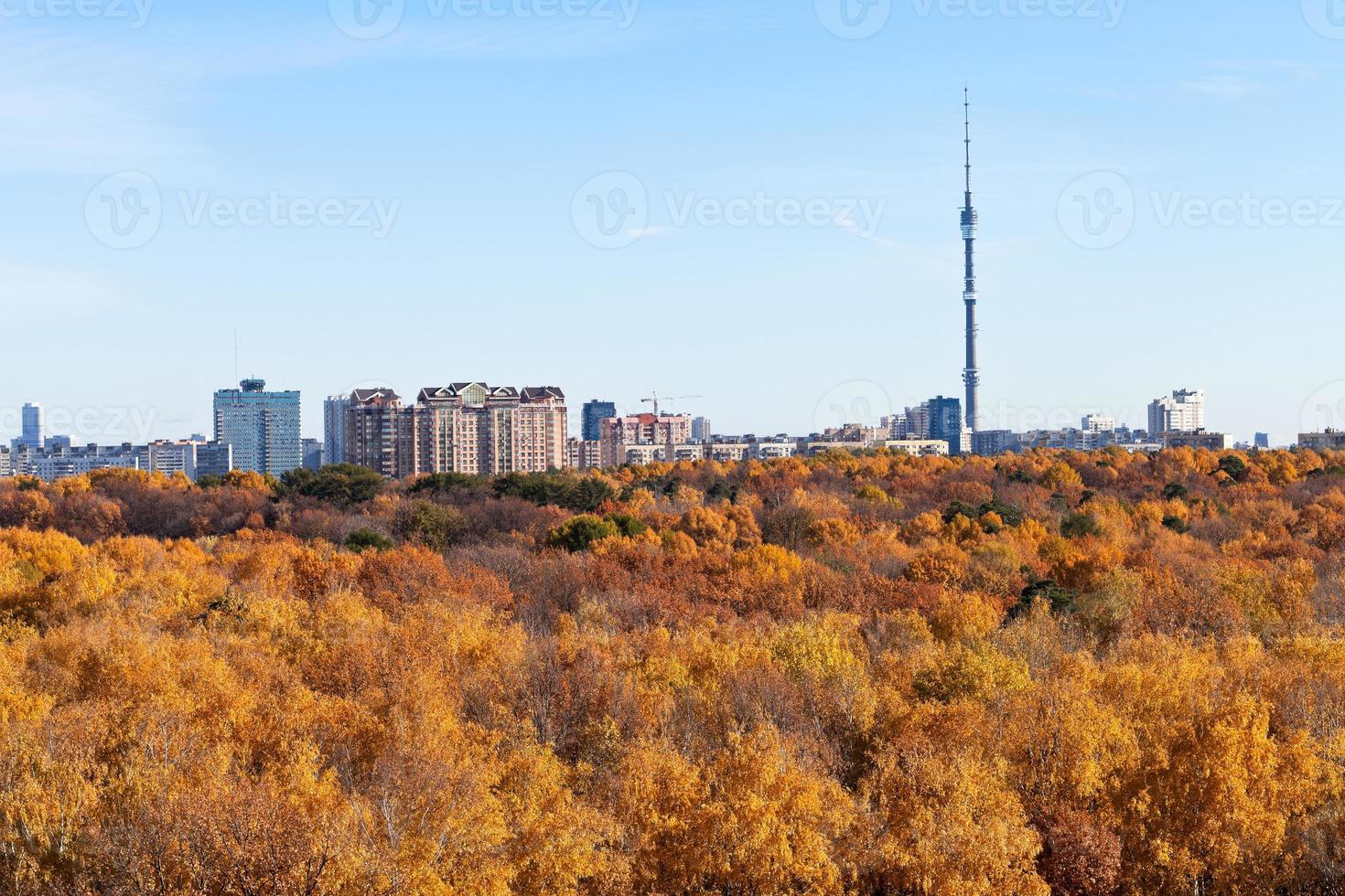 Panorama mit Fernsehturm und herbstlichen Wäldern foto