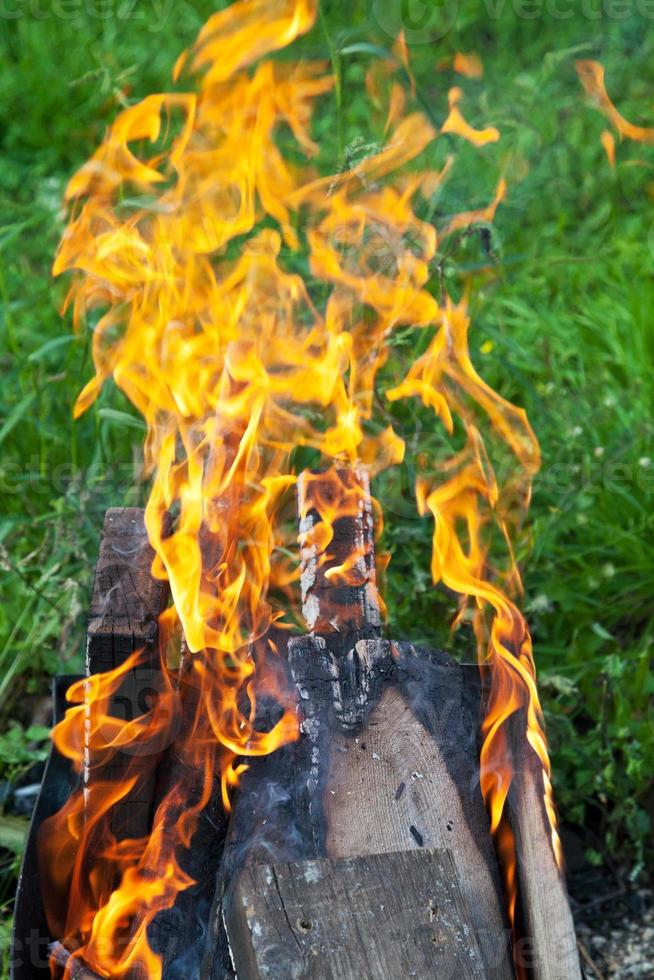 Flammenzungen auf Kohlenbecken foto